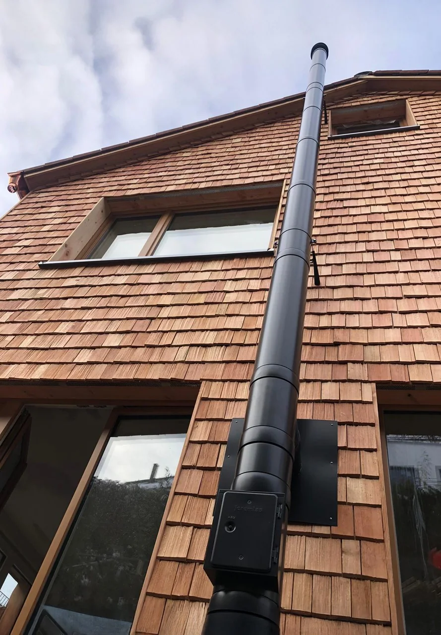Pion DW-BLACK prowadzony po elewacji budynku.