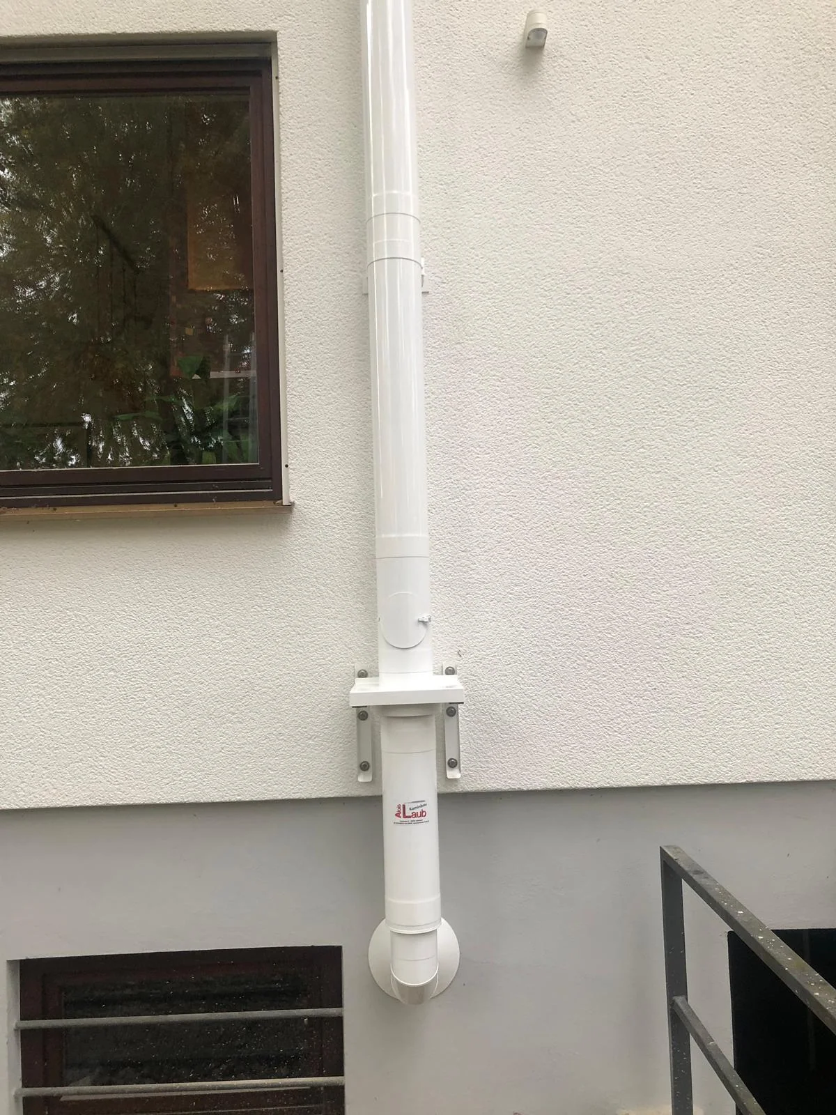 Przewód koncentryczny poprowadzony po ścianie budynku.